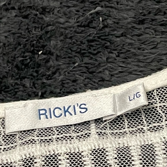 🦋 2 / $27 🦋 Ricki’s creamy colored T-shirt. Partner it with your own tank top. - Picture 2 of 5